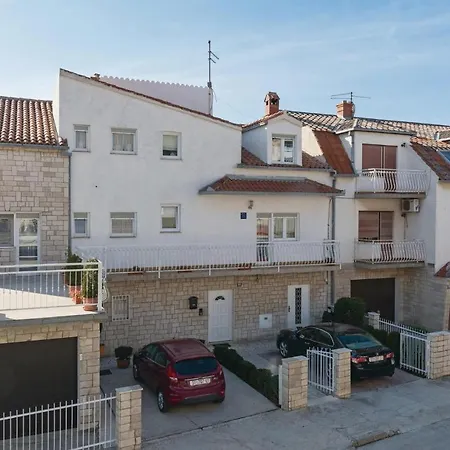 Three-bedroom In Apartment Split